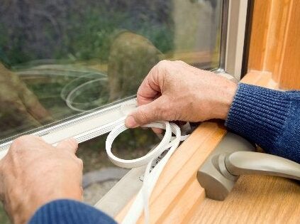 comment boucher efficacement le trou entre la toiture et le mur guide pratique